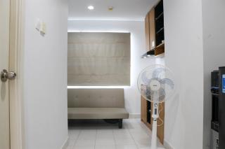 Minimalist and Cozy 1BR Patraland Urbano Apartment By Travelio - Bekasi - 3