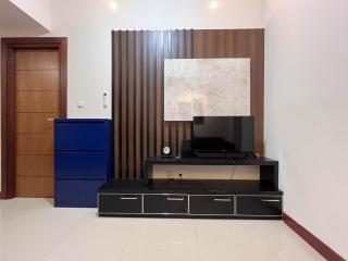 Warm and Cozy 2BR Vida View Makassar Apartment By Travelio - Pampang - 3