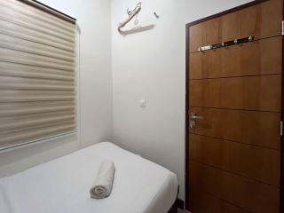 Warm and Cozy 2BR Vida View Makassar Apartment By Travelio - Pampang - 4