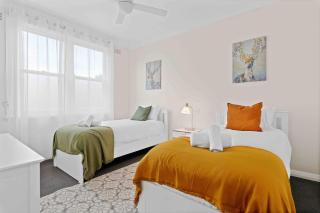 Absolute Foreshore Lakeside Cottage - Killarney Vale - 7
