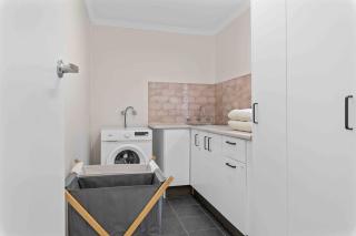 Absolute Foreshore Lakeside Cottage - Killarney Vale - 4
