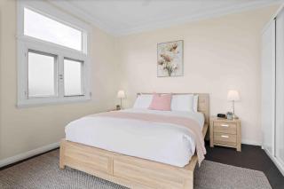 Absolute Foreshore Lakeside Cottage - Killarney Vale - 1