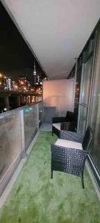 Luxury Downtown Condo with CN tower views, Pool Access, Gym,Free Parking upon request at booking, accommodates 4 - 7