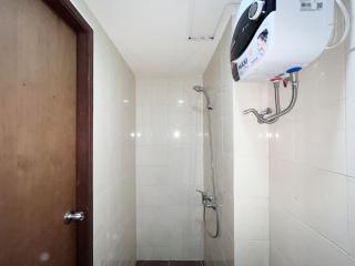 Restful and Simply Look Studio Vida View Makassar Apartment By Travelio - Pampang - 1