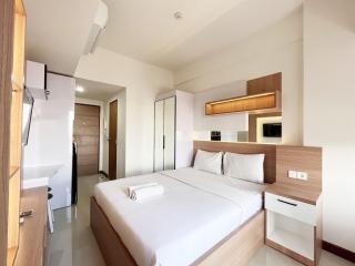 Restful and Simply Look Studio Vida View Makassar Apartment By Travelio - Pampang - 8