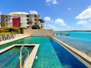 Relaxing Escape: Pool, Tennis Court, Garden Terrace & Water Views - Maroochydore - 9