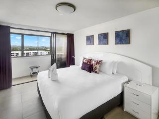 Relaxing Escape: Pool, Tennis Court, Garden Terrace & Water Views - Maroochydore - 8