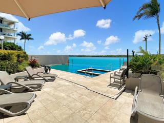 Relaxing Escape: Pool, Tennis Court, Garden Terrace & Water Views - Maroochydore - 4