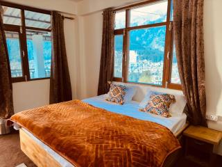hotel in manali by Aura - 0
