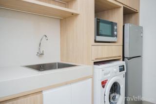 Comfy and Minimalist Studio at Embarcadero Bintaro Apartment By Travelio - Tangerang - 1