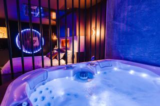 Love Room Les Private Places - Lit King Size et Jacuzzi Privé - Orléans - 8