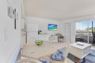 Relaxing inland condo with pool and steps to beach - 4
