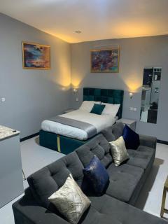 Balcony Open-Plan Studio Units - Lekki phase 1, WI-FI, one with balcony, the other without - 5