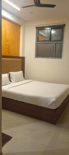 Hotel Le West Near Exhibition Center - 1