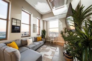 King Bed, Reds, Bengals, Free Parking, Downtown Cincy - Cincinnati - 0