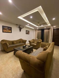 Entire Luxury 2 Bed Apartment Near Airport DHA Phase 8 - Lahore - 7