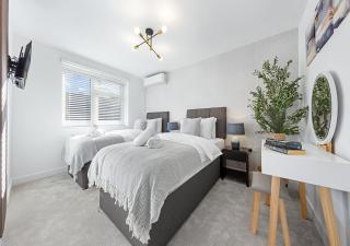 Modern Studio, Great Transport Links, North London - New Southgate - 1