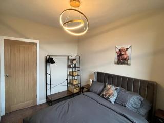 2 Bedroom by Central Serviced Apartments - Monifieth - Sleeps 4 - Modern & Unique - Smart TV & WiFi - Fully Equipped Kitchen - Spacious - 3