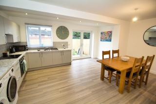 3 Bed Semi - Refurbished High Standard - Off Street Parking - Large Garden - Dog Friendly - Fast Wifi - 8