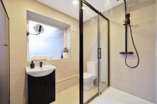 Chic 2-Bedroom Flat in Prime London Location - 4
