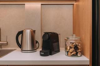 Bright & Contemporary Home with Balcony in Vibrant Piraeus - 9