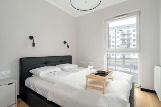 Modern Apartment Desk & Bedroom by Noclegi Renters - Poznań - 9