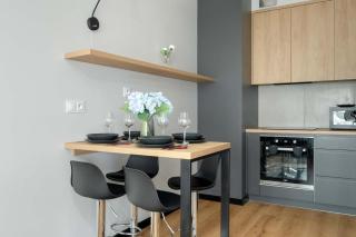 Modern Apartment Desk & Bedroom by Noclegi Renters - Poznań - 8