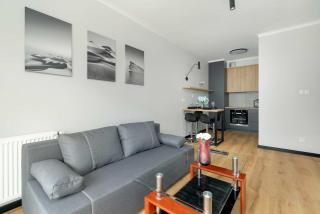 Modern Apartment Desk & Bedroom by Noclegi Renters - Poznań - 2