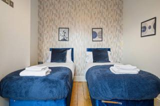Four Bedroom House By Brookland Stays Serviced Accommodation Short Lets Manchester With Free WIFI - Broadheath - 8