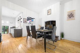 Four Bedroom House By Brookland Stays Serviced Accommodation Short Lets Manchester With Free WIFI - Broadheath - 5