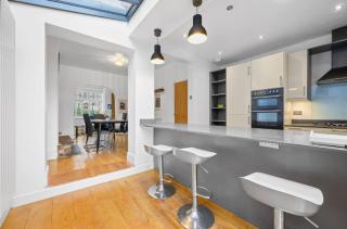 Four Bedroom House By Brookland Stays Serviced Accommodation Short Lets Manchester With Free WIFI - Broadheath - 3