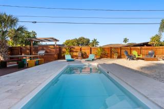 Yellow Door Oasis airport, cruise port and beach close-by - 0