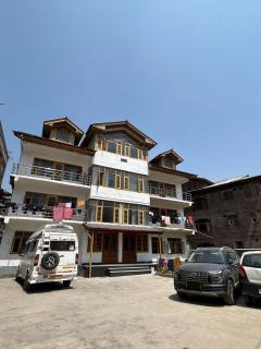 Hotel reshi - Srinagar - 9