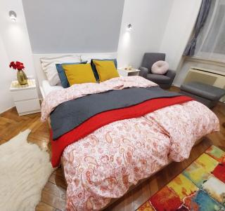 King Bed and Magical Lights in the City Center - Budapest - 7