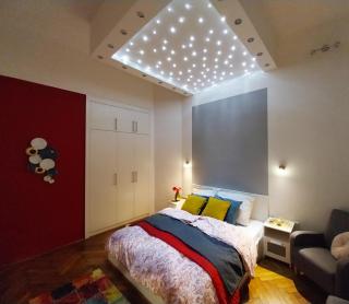 King Bed and Magical Lights in the City Center - Budapest - 8