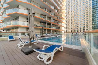 Stunning Waterfront Burj Views with Pool & Gym, Sleeps 6 - 8
