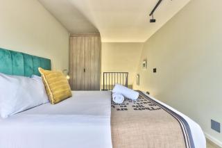 Top Floor Apartment with Table Mountain Views - 0