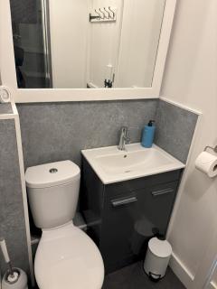 Pet-Friendly Lakeside Lodge – Cotswold Water Park - 1