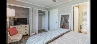 Elegant condo Two ensuite baths with gourmet kitchen near Mall of LA & LSU Top restaurant venues - 3