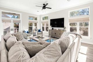 Gulf Coast Retreat with Pool 1 Mile to Beach - 5