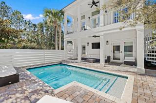 Gulf Coast Retreat with Pool 1 Mile to Beach - 0