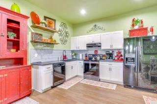 4 Mi to Lazy E Arena Horse Lovers Haven with Grill - Guthrie - 3