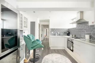 Modern House with relaxing Hot tub - 9