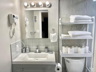 Hillas Nest - Toronto - 1