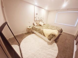 Large modern townhouse 2min to beach - 9