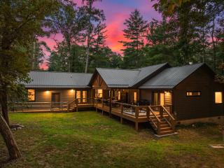 New, 2 miles to Downtown, Luxury, Hot Tub, Fire Pit, Secluded Serenity of the Blue Ridge Mountains - Asheville - 0