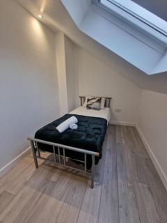 The Hibbert Modern Lux 3 Bedroom Apartment - 7