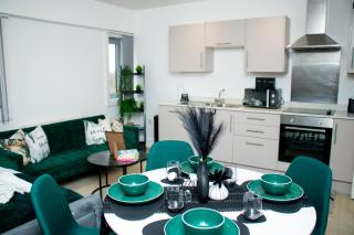 Modern 2 Bed Flat by Heathrow Airport, Free Parking - Harmondsworth - 2