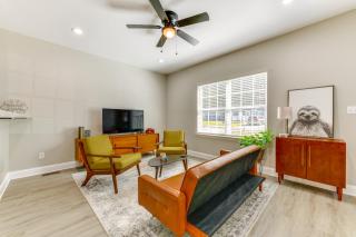 Near Shopping and Dining Pet-Friendly Dallas Apt! - Gastonia - 0