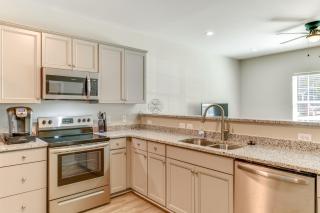 Near Shopping and Dining Pet-Friendly Dallas Apt! - Gastonia - 4